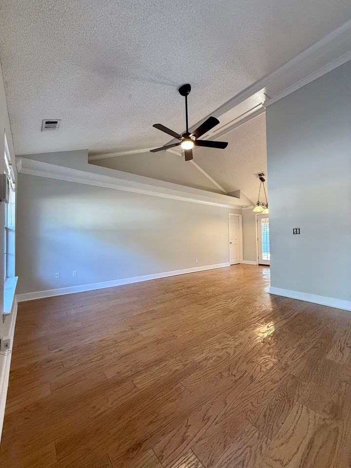 402 Hope Creek Dr - Photo 2 of 9