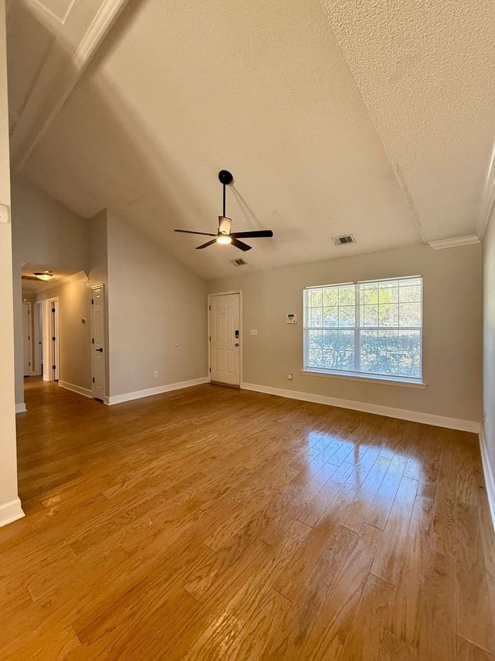 402 Hope Creek Dr - Photo 3 of 9