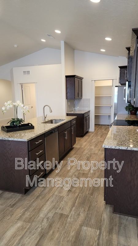 1503 Yellowstone St - Photo 3 of 40