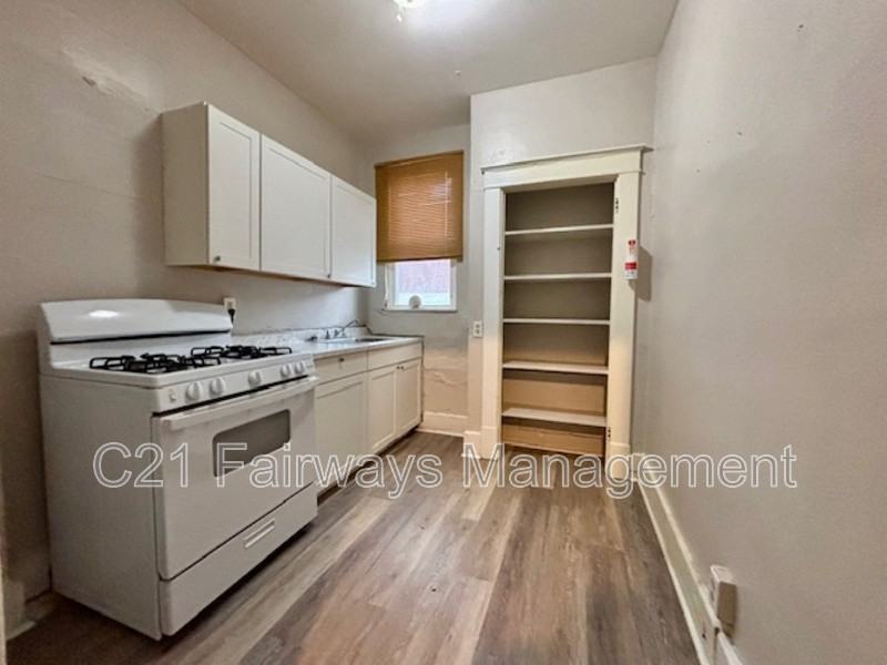 121 Morgan St - Photo 3 of 9