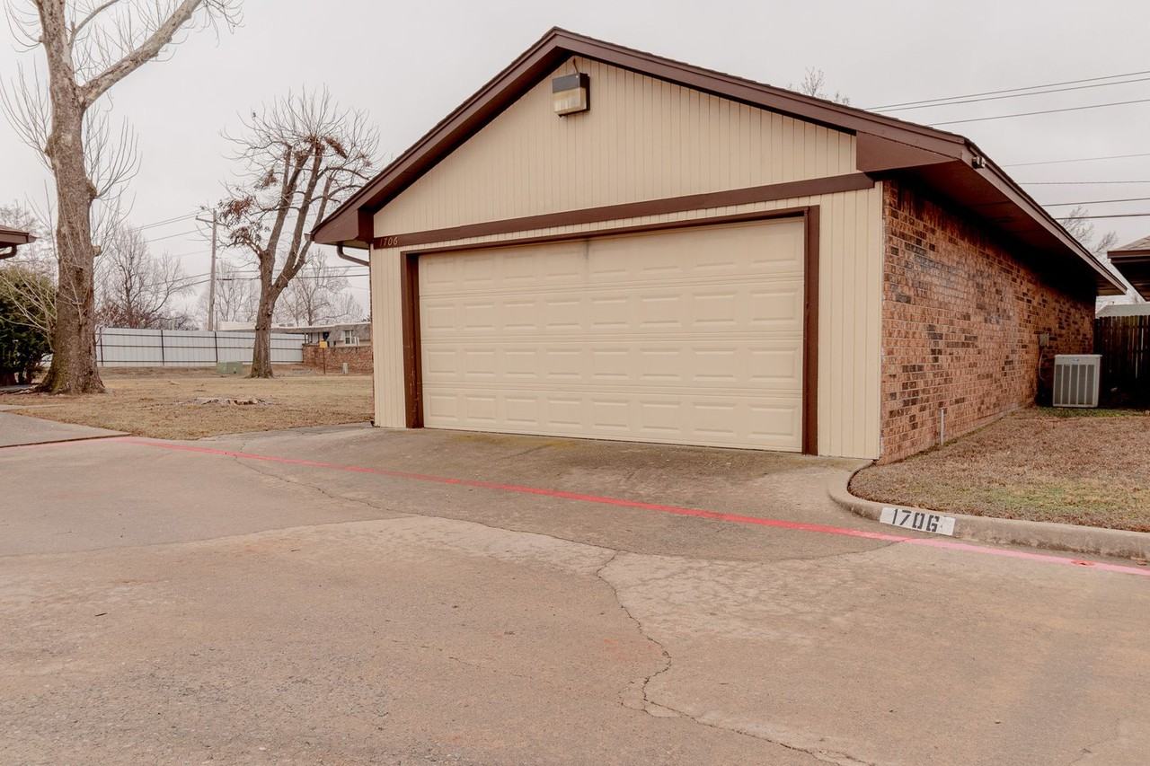 1706 Lionsgate Cir - Photo 3 of 41