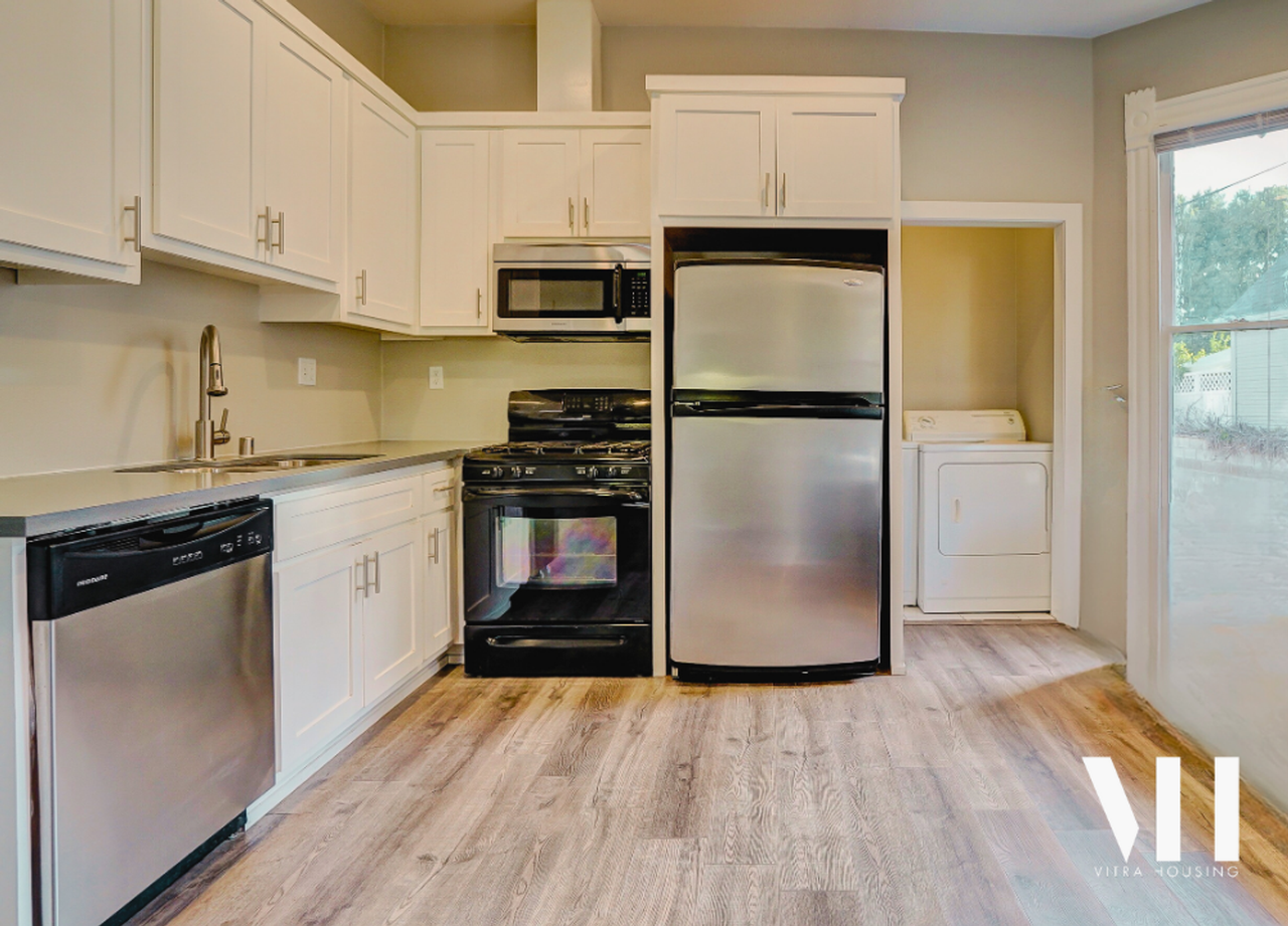 1032 W 22nd Street - Photo 5 of 17