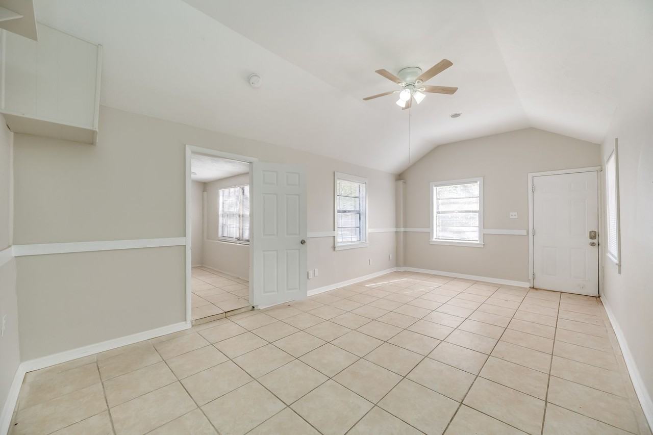 207 N Pinewood Ave - Photo 2 of 20