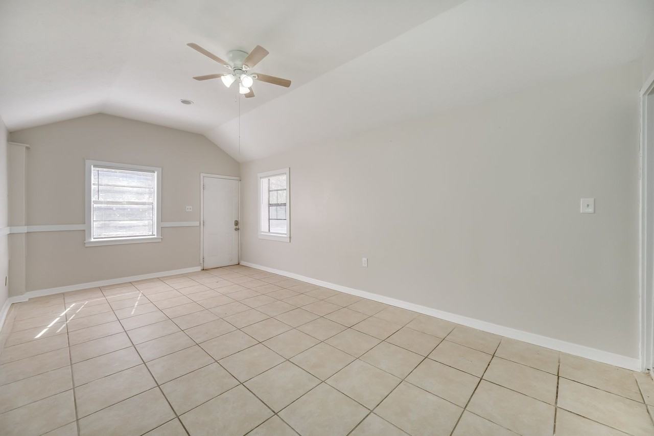 207 N Pinewood Ave - Photo 3 of 20