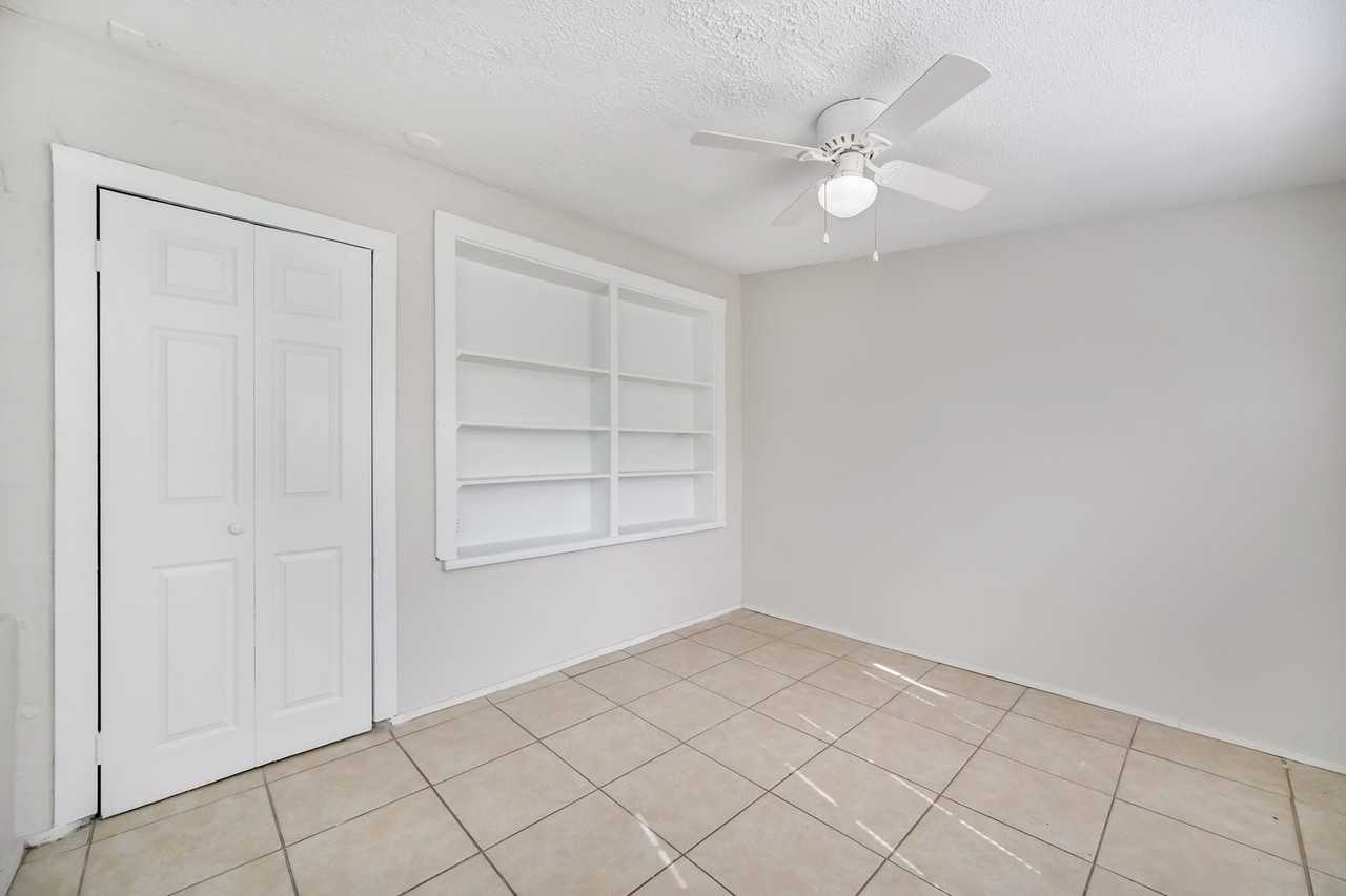 207 N Pinewood Ave - Photo 4 of 20