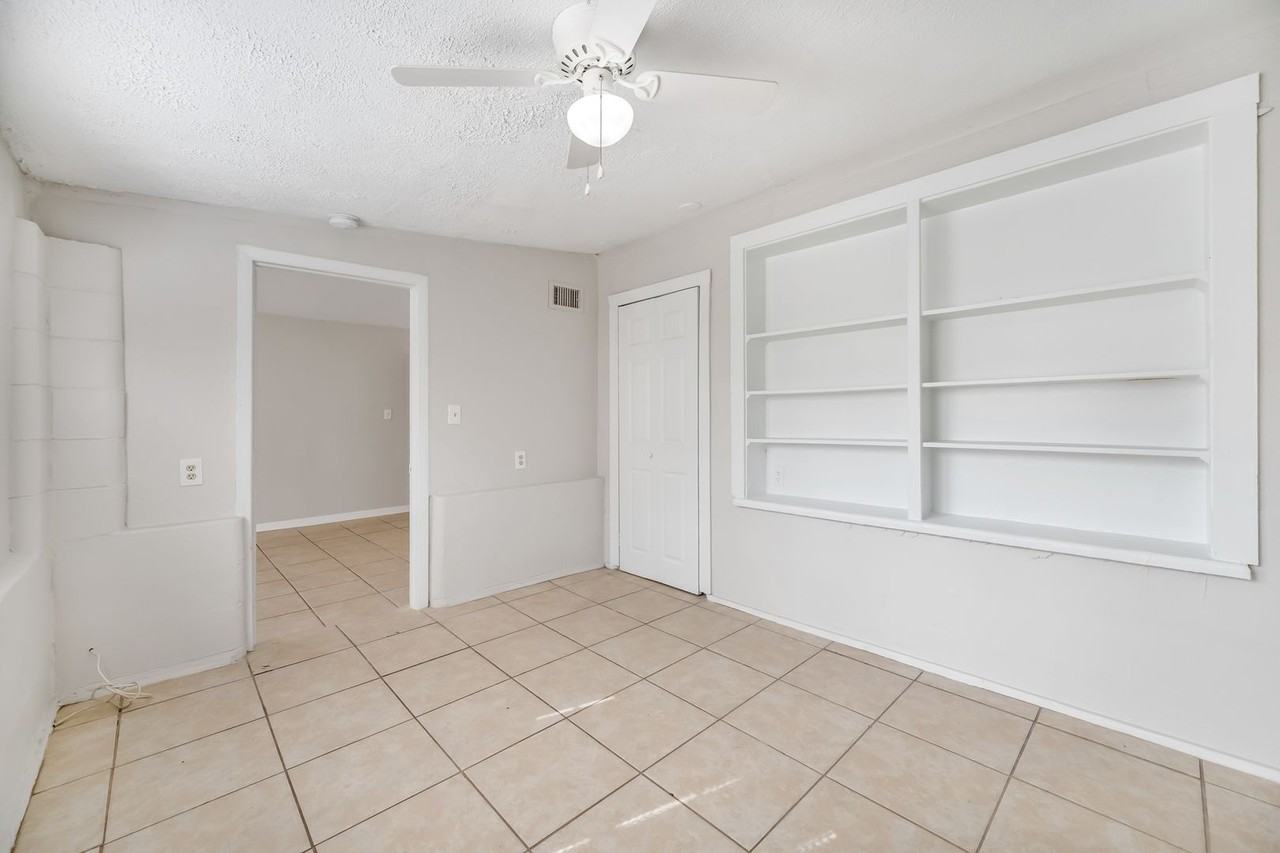 207 N Pinewood Ave - Photo 5 of 20