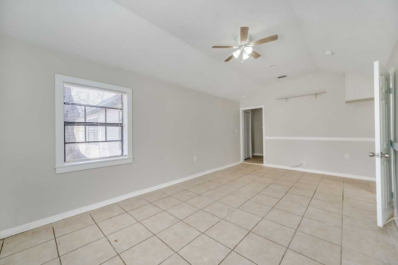 207 N Pinewood Ave - Photo 7 of 20