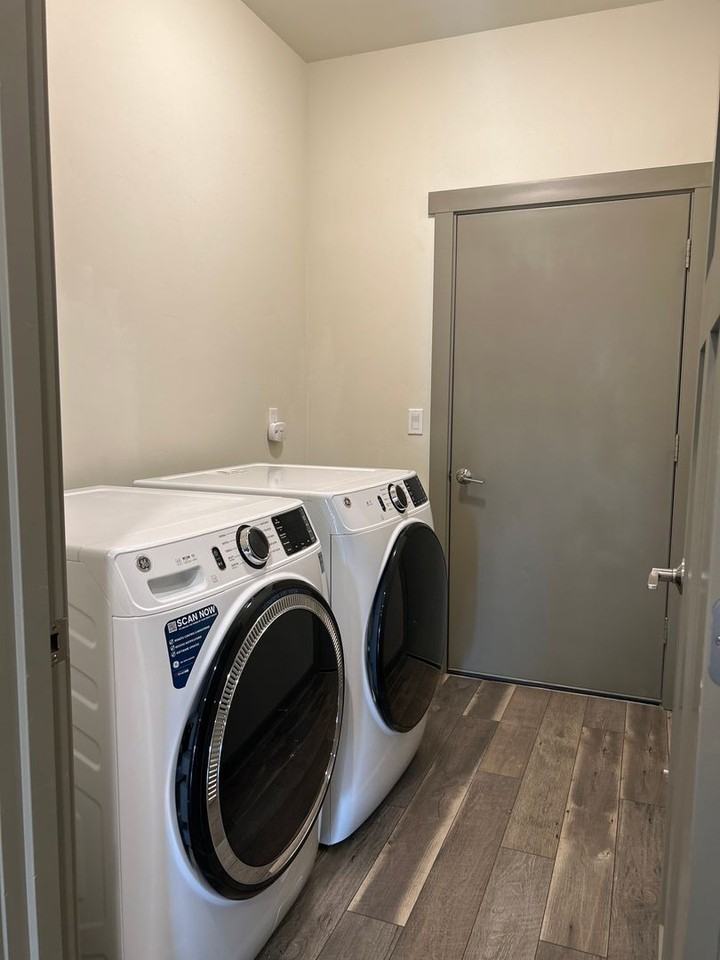 1062 Se Balsamroot Ln - Photo 3 of 14