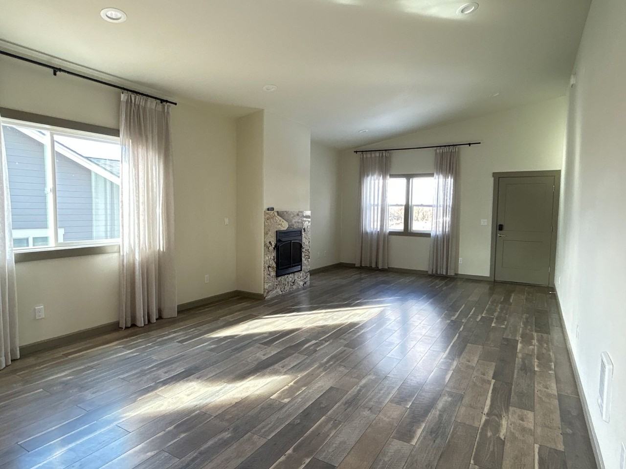 1062 Se Balsamroot Ln - Photo 3 of 10