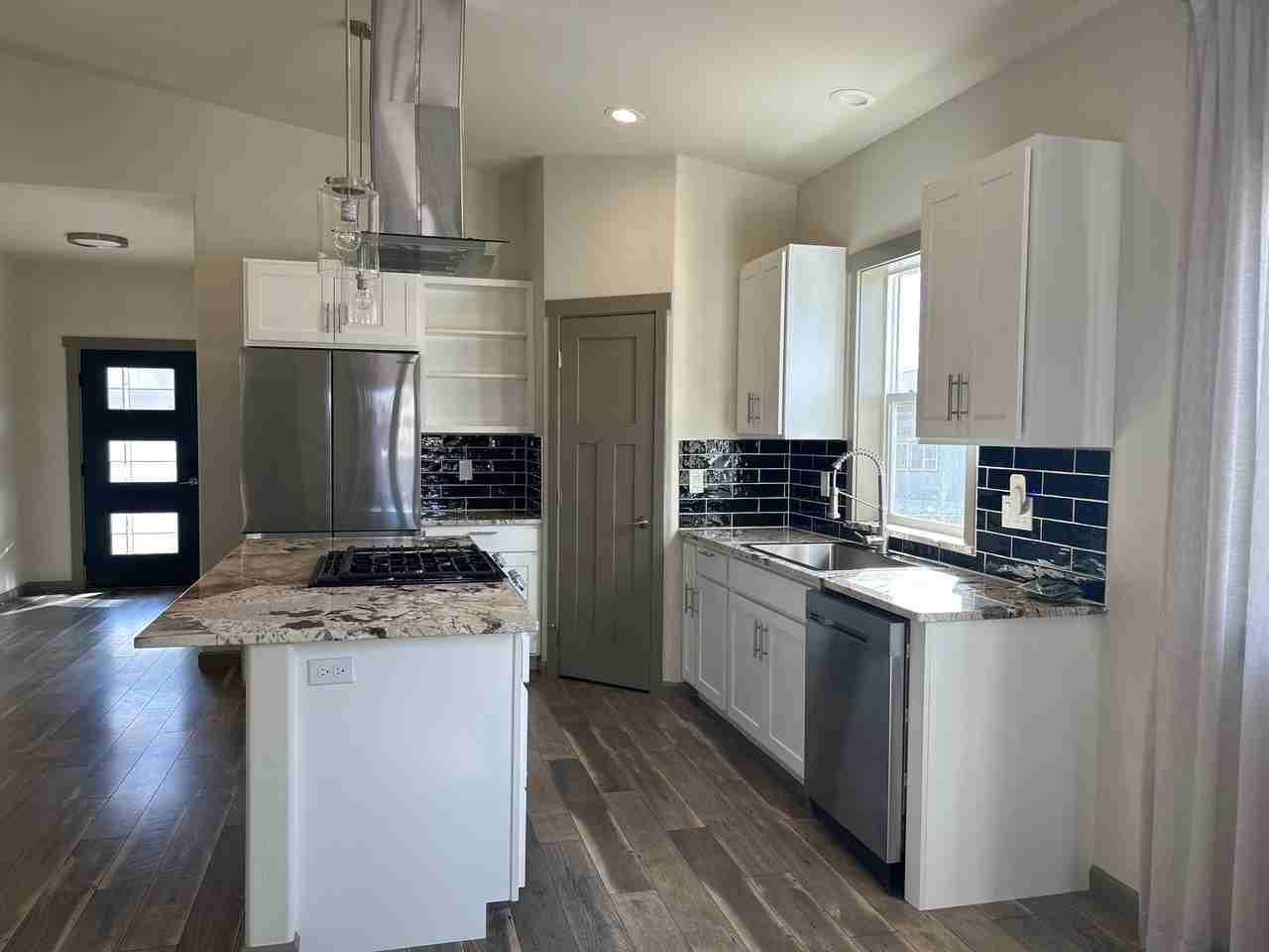 1062 Se Balsamroot Ln - Photo 2 of 10