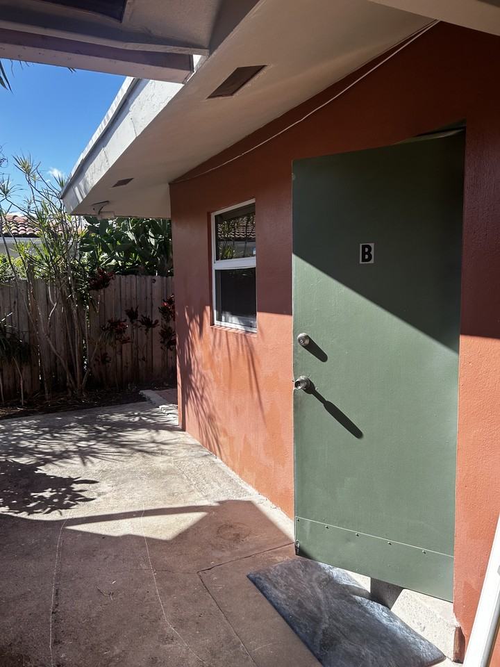 1912 Northeast 7th Street - Photo 3 of 14