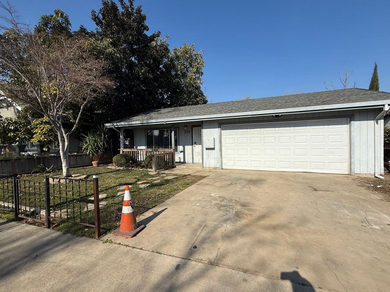 205 Flora St - Photo 2 of 8