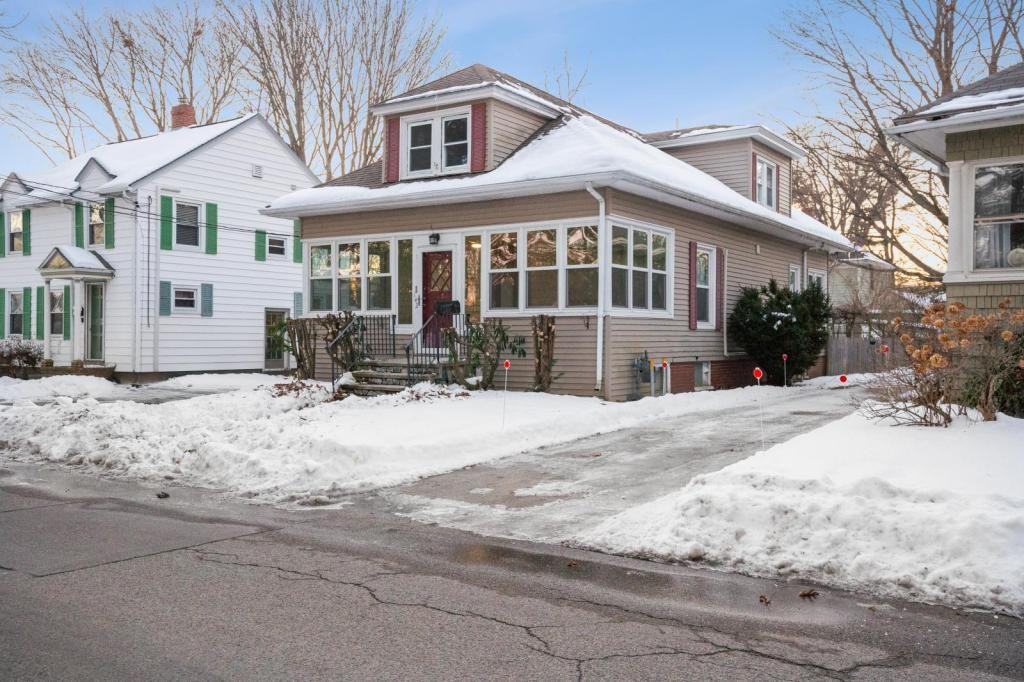 142 Massachusetts Ave - Photo 2 of 32