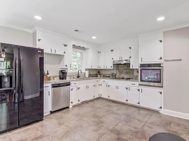 1386 Fairfield Ave - Photo 2 of 16