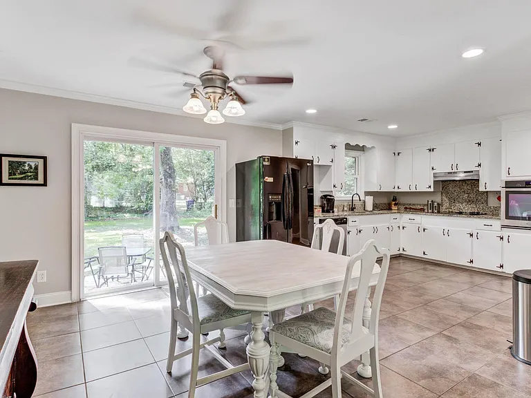 1386 Fairfield Ave - Photo 3 of 16