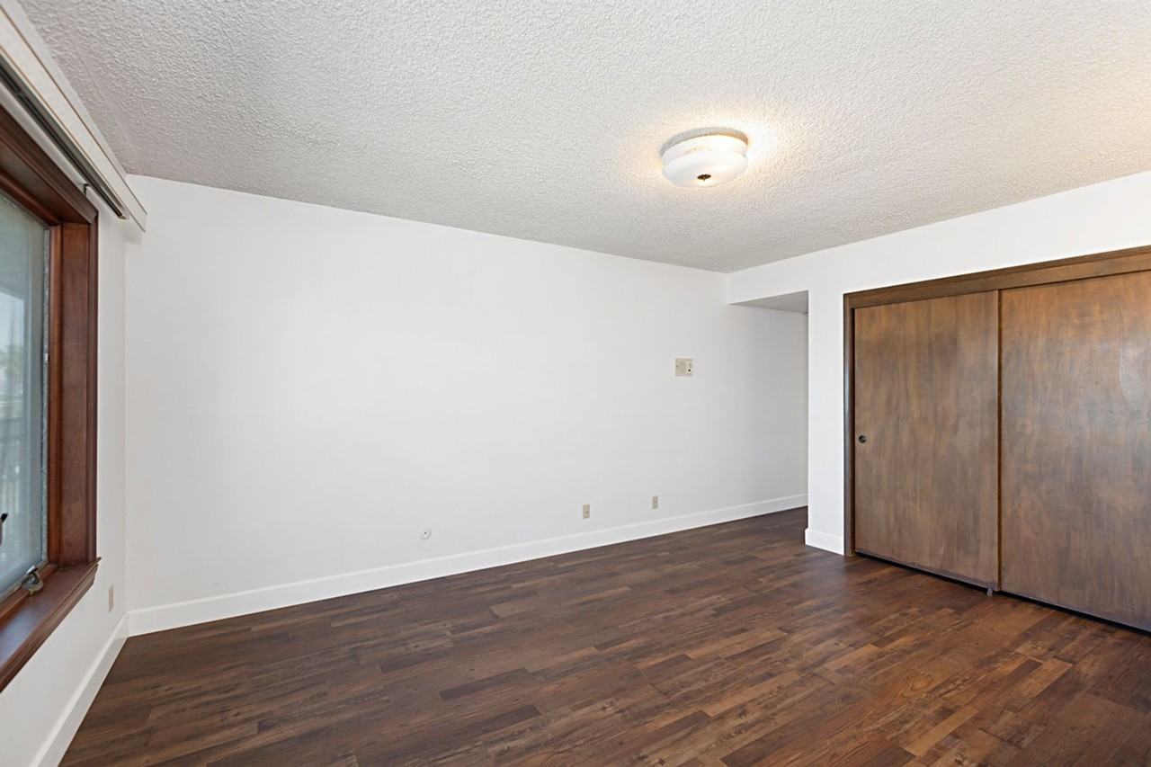 4495 Brighton Ave - Photo 7 of 36