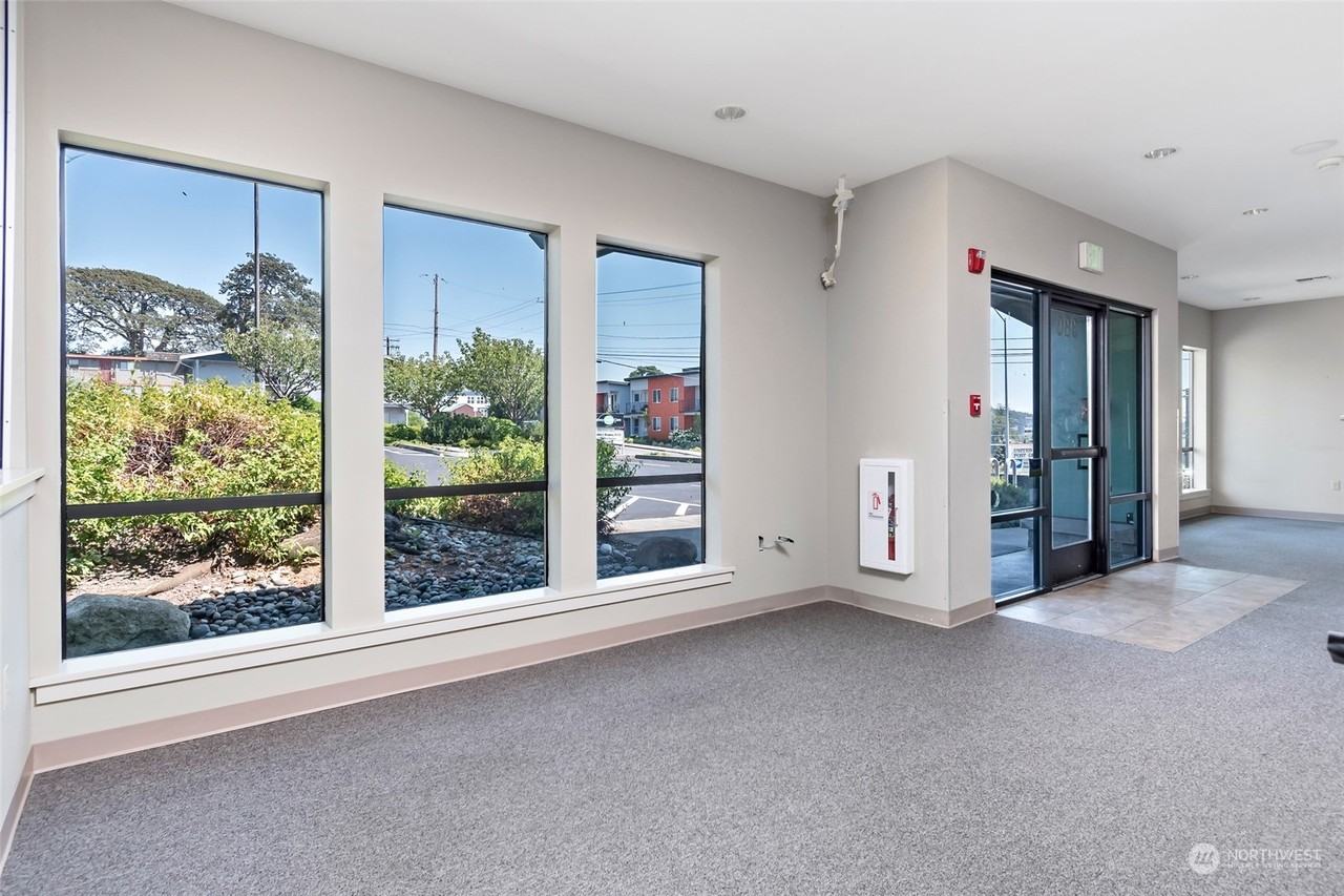 380 Se Barrington Dr - Photo 5 of 41