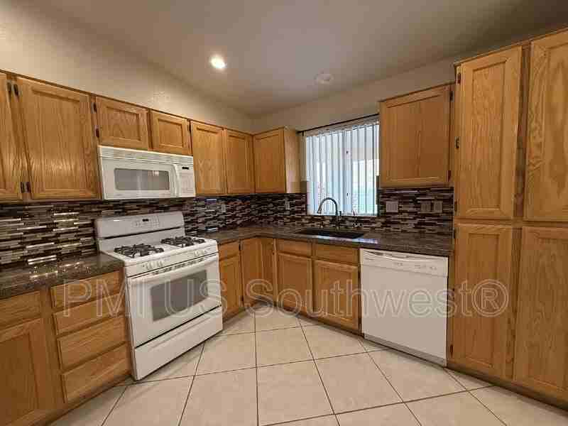 4408 S Caitlan Ave - Photo 5 of 32