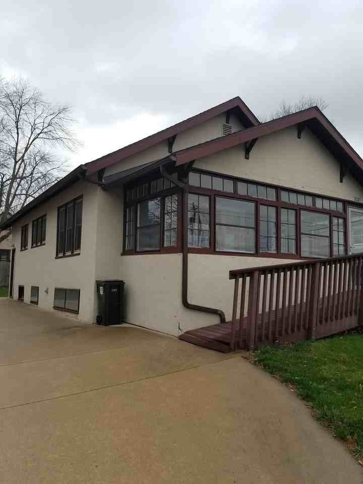 2221 Main St - Photo 4 of 40