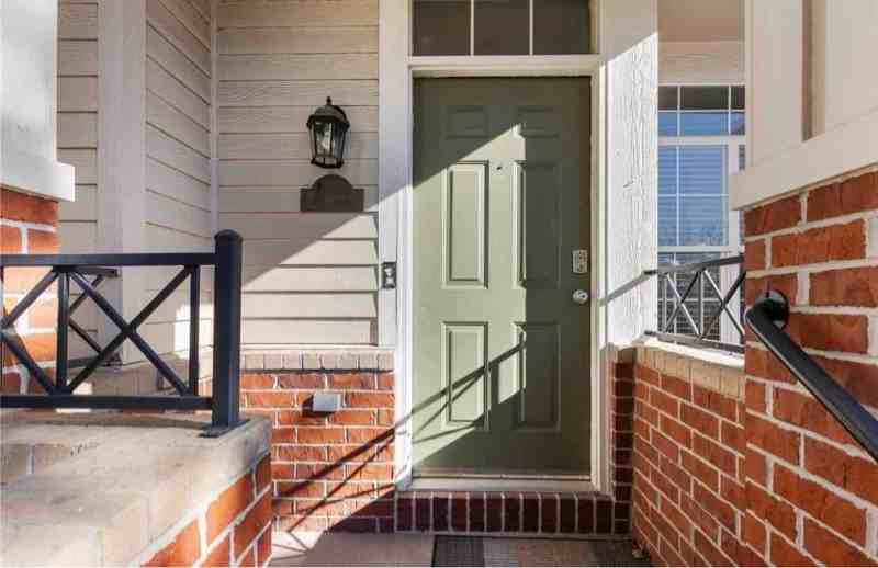 1421 S Dayton Ct - Photo 2 of 20