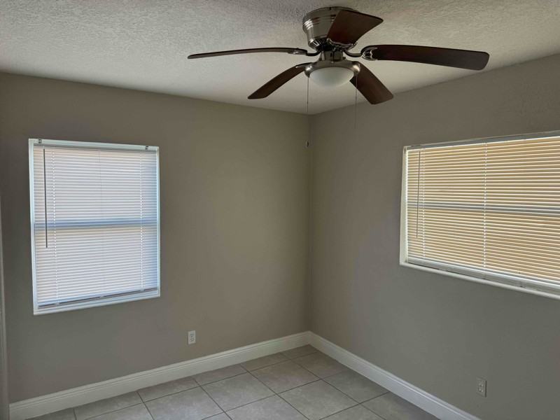 410 E Thelma St - Photo 5 of 10