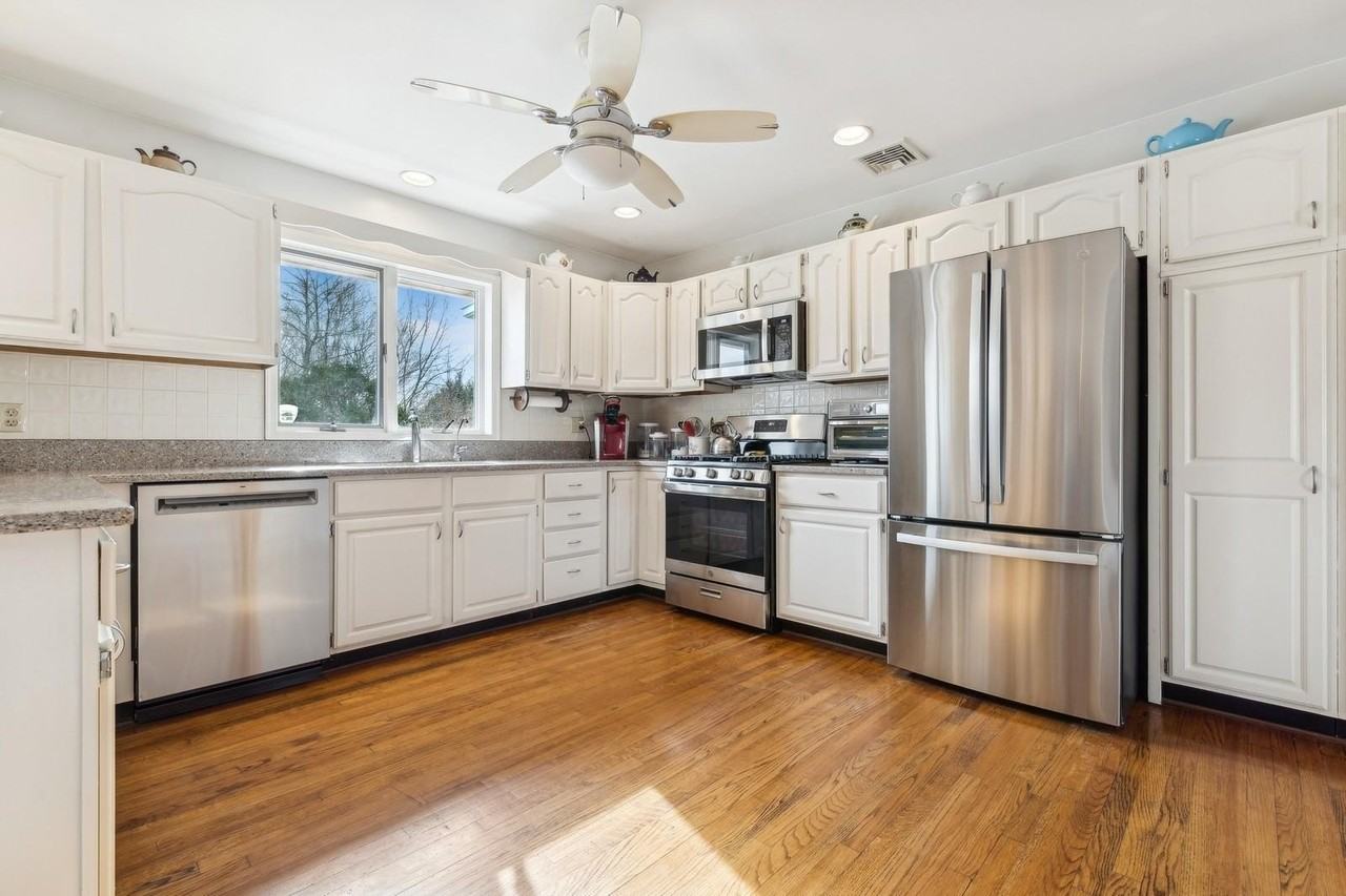 440 Pine Neck Rd - Photo 6 of 21