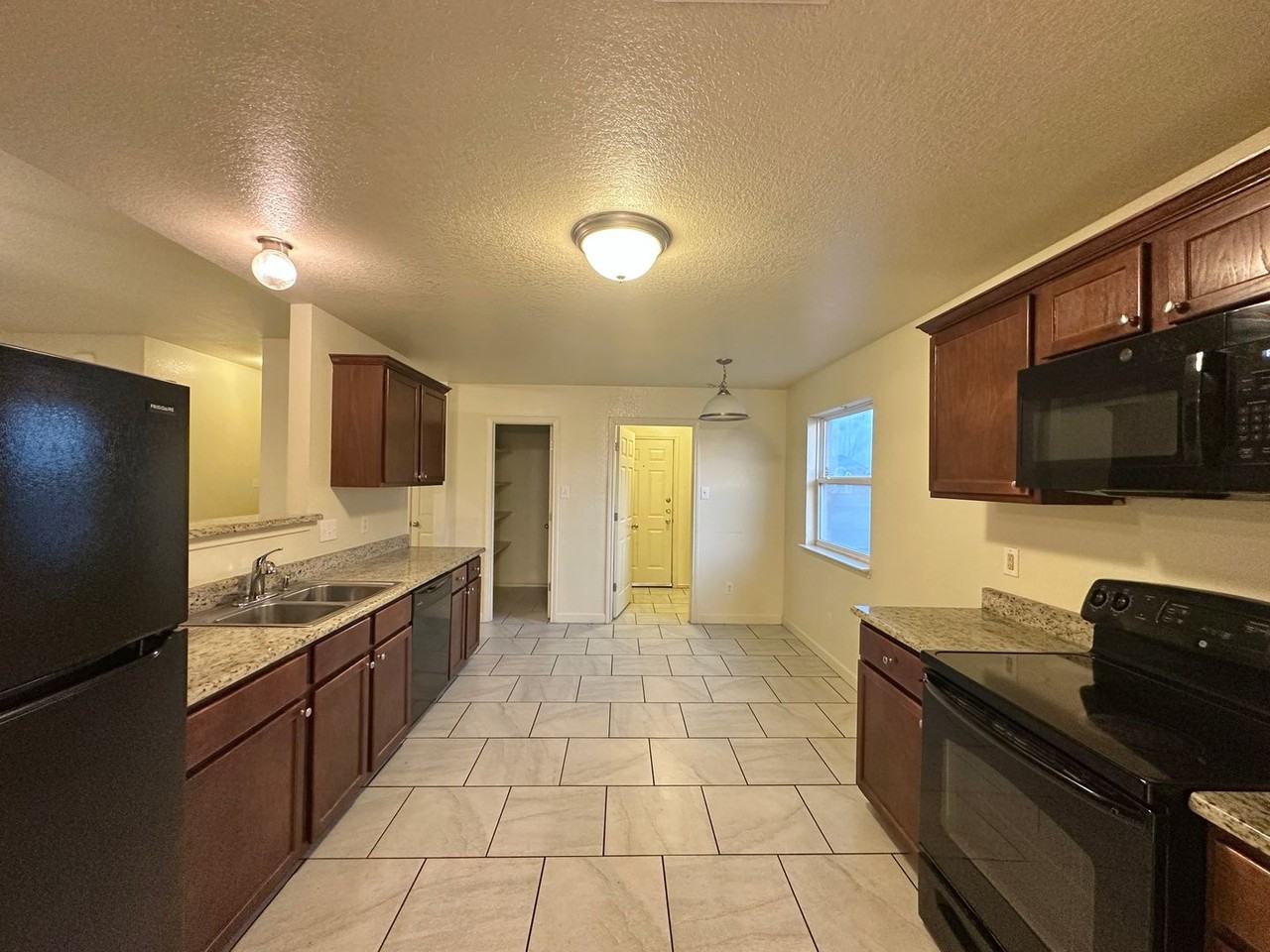 2403 Lavender Ln - Photo 7 of 45