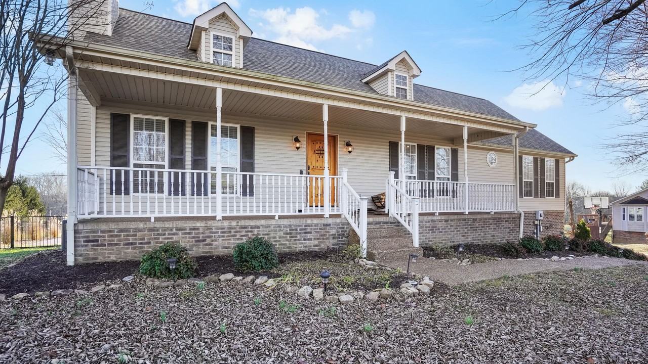 649 Charles Ln - Photo 5 of 26