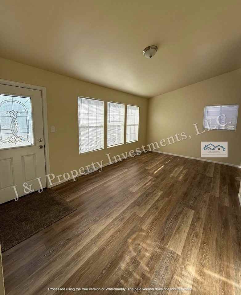 910 Mayfield Dr - Photo 3 of 8