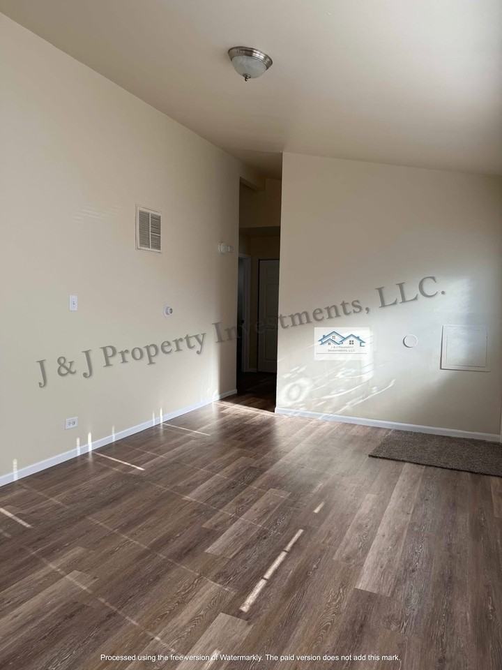 910 Mayfield Dr - Photo 4 of 8