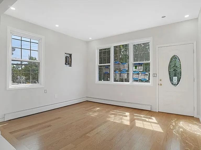 1683 Stadium Ave - Photo 2 of 10