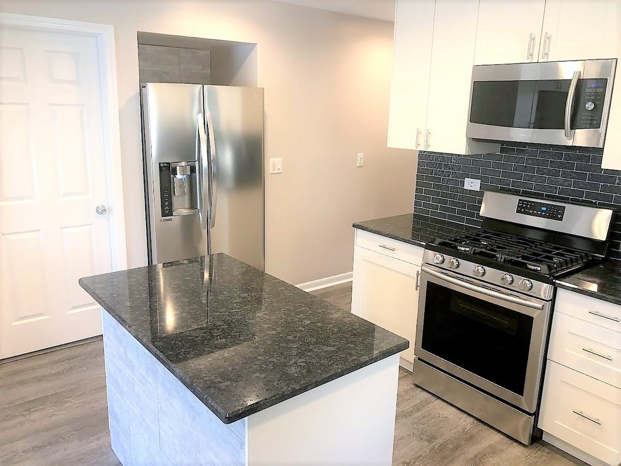 6729 North Oxford Avenue - Photo 2 of 26