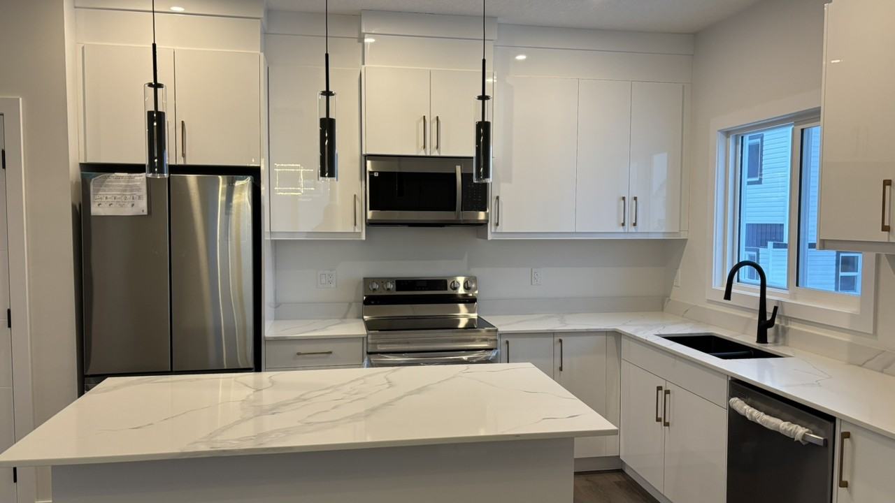 12443 47 St NW - Photo 3 of 18