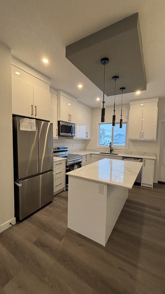 12443 47 St NW - Photo 4 of 18