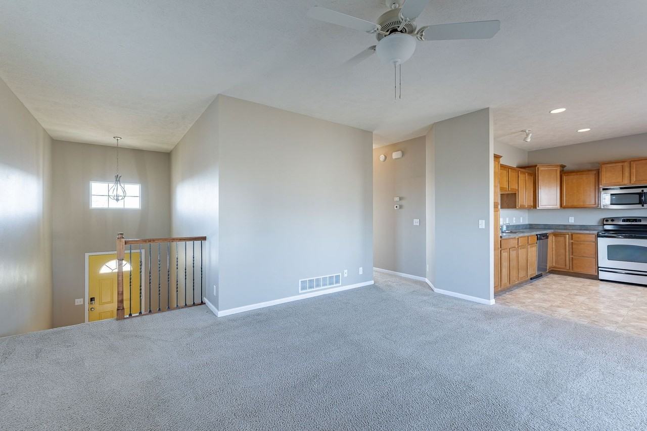19160 Drexel Cir - Photo 5 of 24
