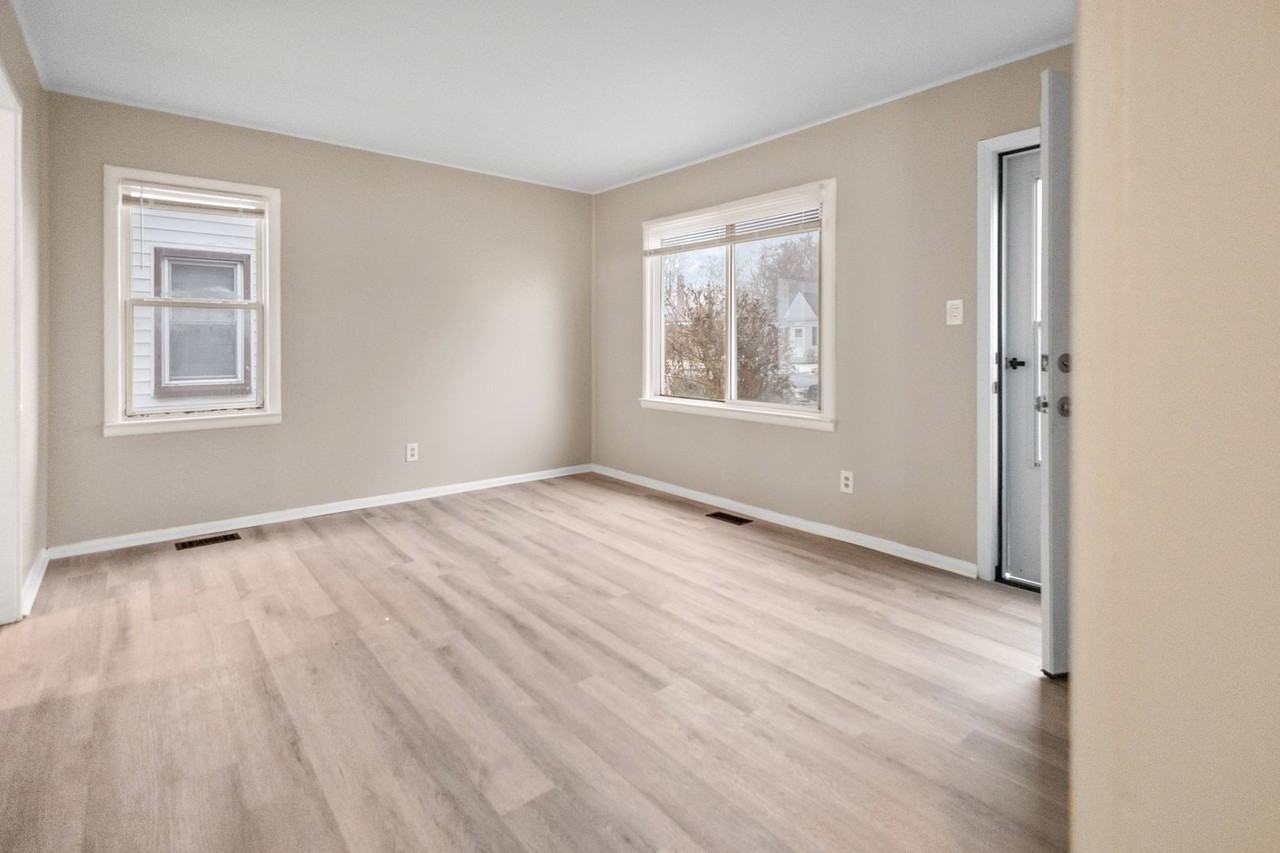 13415 Sherman Ave - Photo 3 of 18