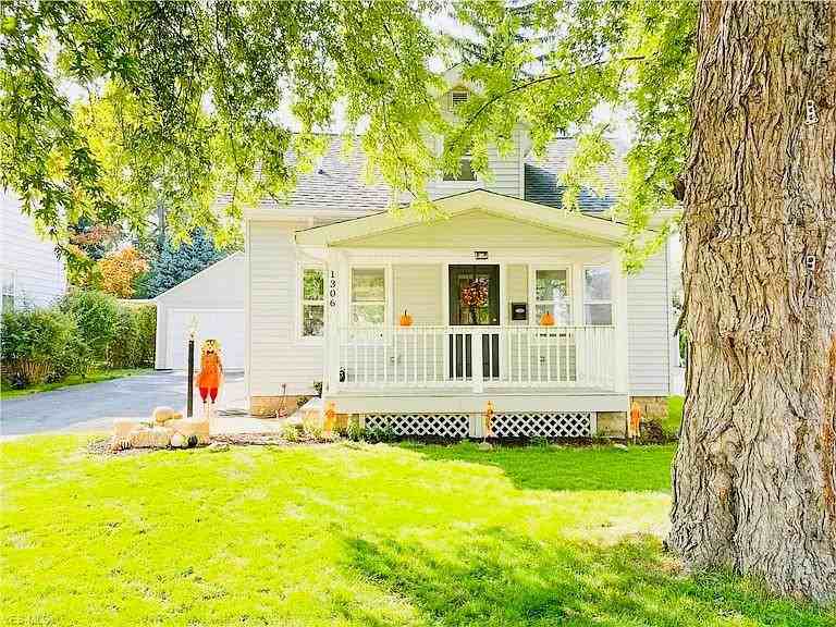 1306 Iroquois Ave - Photo 2 of 10