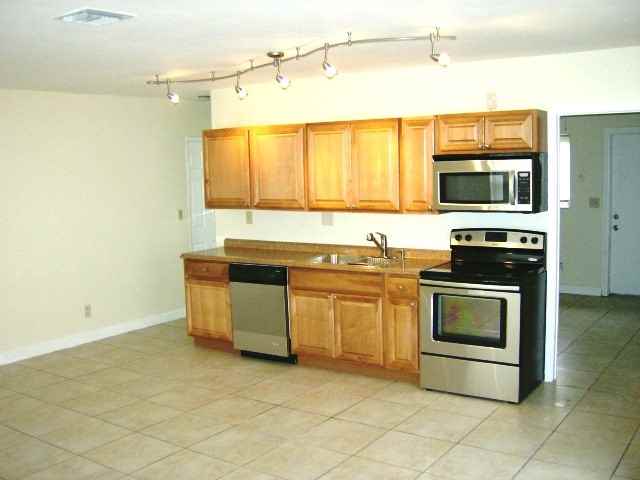 817 Tequesta St - Photo 3 of 13