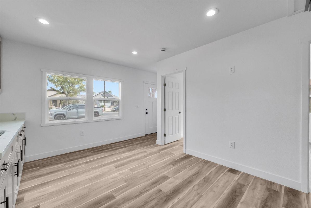 1021 Columbia St - Photo 2 of 9