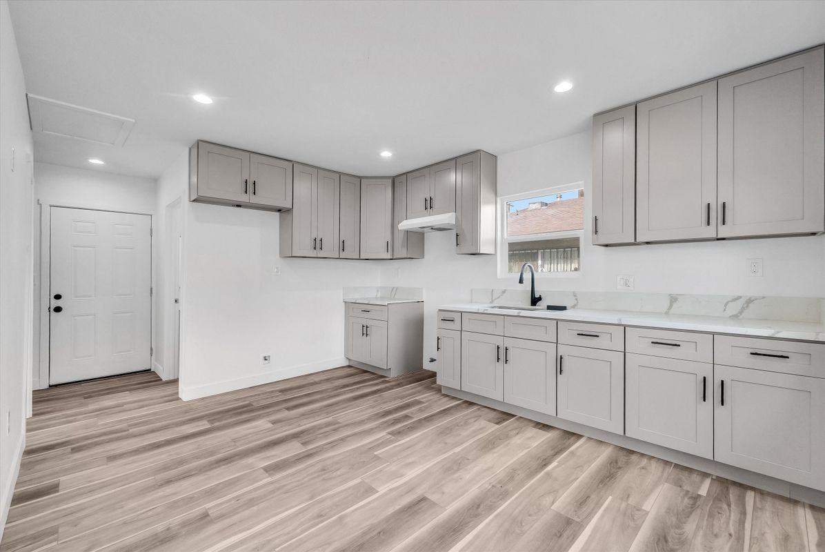 1021 Columbia St - Photo 3 of 9