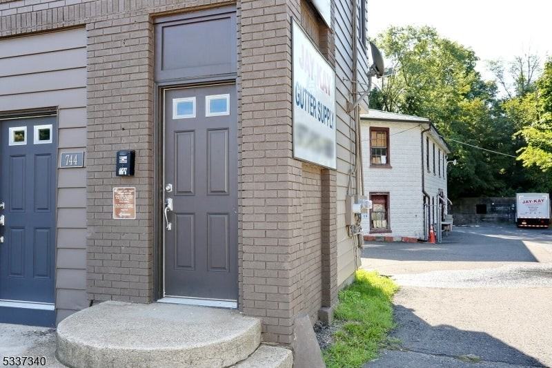 744 Ringwood Ave - Photo 5 of 32