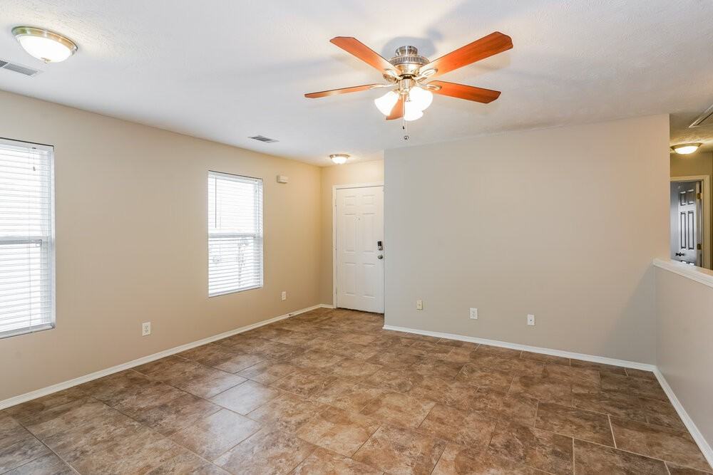 2814 Creekbend Dr - Photo 3 of 16