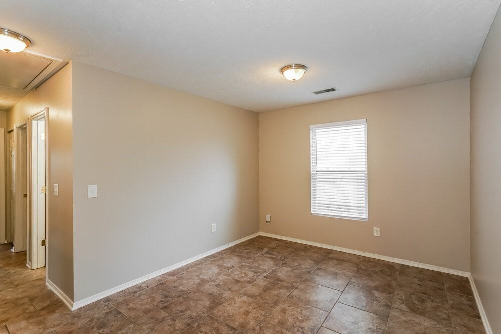 2814 Creekbend Dr - Photo 5 of 16