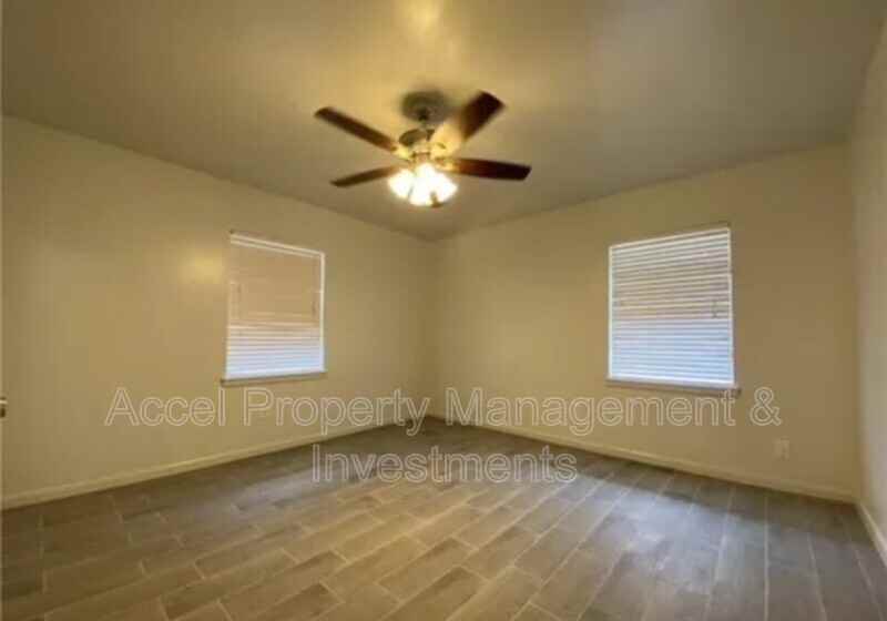 1927 Daffodil Ave - Photo 5 of 10
