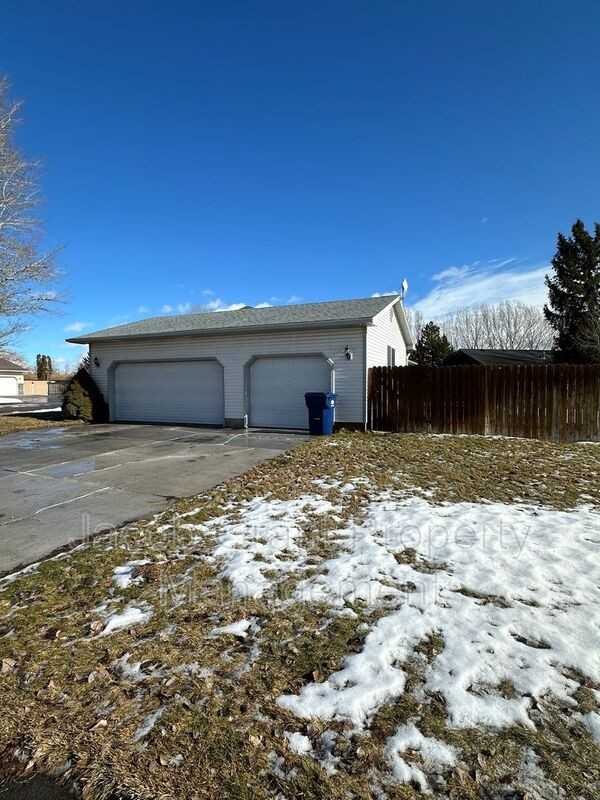 560 Randy Dr - Photo 3 of 25