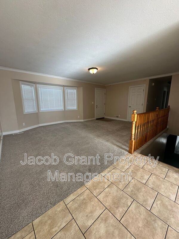 560 Randy Dr - Photo 4 of 25