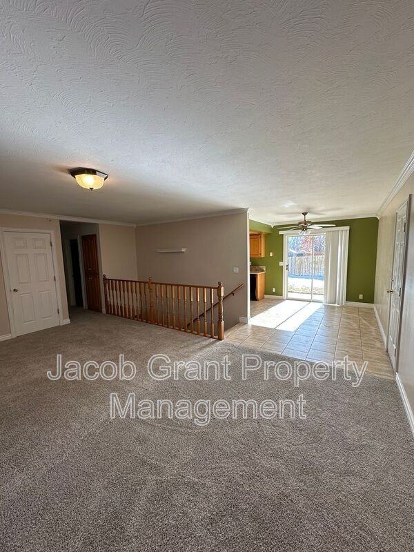 560 Randy Dr - Photo 5 of 25