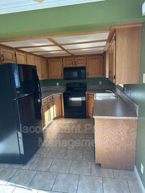 560 Randy Dr - Photo 6 of 25