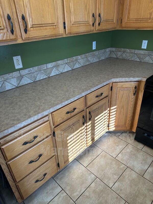 560 Randy Dr - Photo 7 of 25