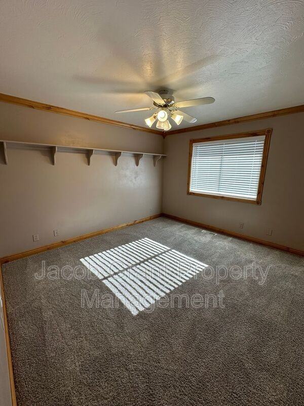 560 Randy Dr - Photo 6 of 23